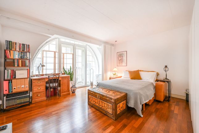 1-bed flat on The Listed Building, Limehouse, £425,000