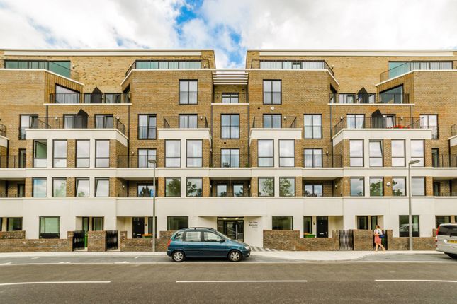Flat to rent in Park View Mansions, Stratford, London