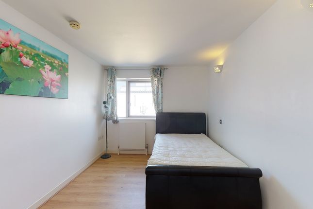 Thumbnail Flat to rent in West Parkside, London