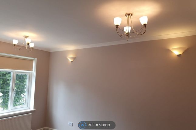 Flat   Rayners Lane, Pinner photo 2