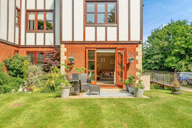 4, Wonham Place, Godstone photo 4
