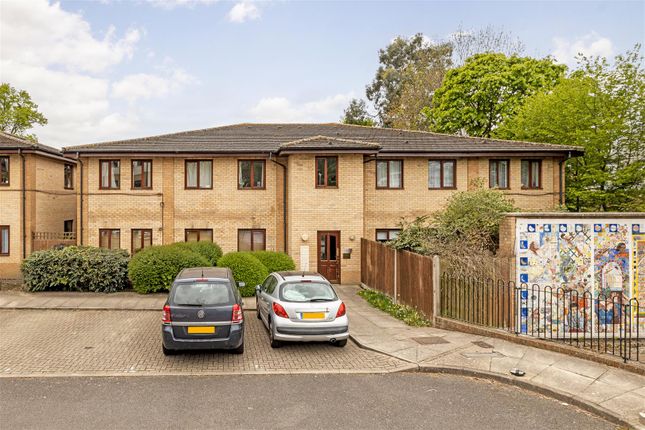 Thumbnail Flat for sale in Cleeve Way, London