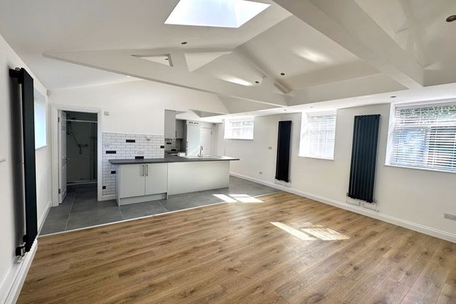 2-bed detached on 64D, Victoria Road, Barnet, £1,995/mo
