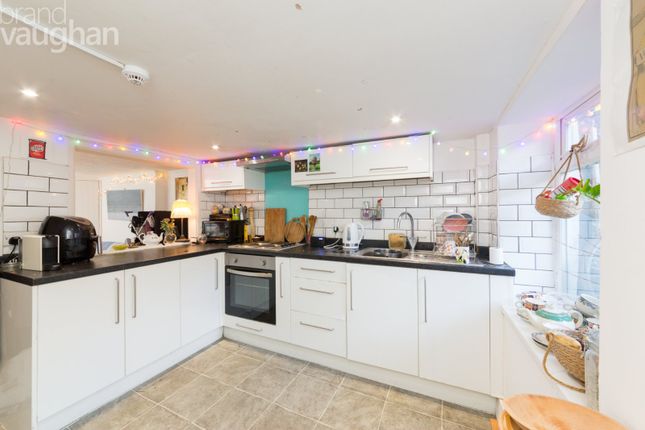 Terraced house to rent in George Street, Brighton
