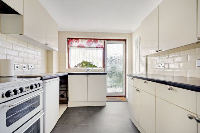 3 Quilters Close, Basildon, Essex photo 2