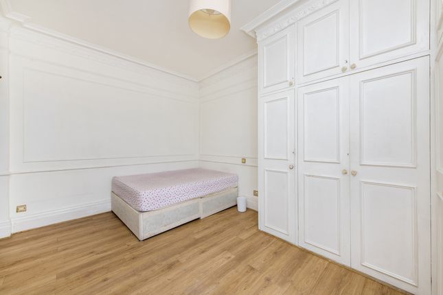 Flat to rent in Old Court Place, London