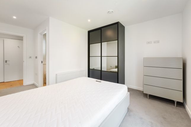 Twickenham Gateway, Bradshaw Close, Twickenham, TW1 photo 4