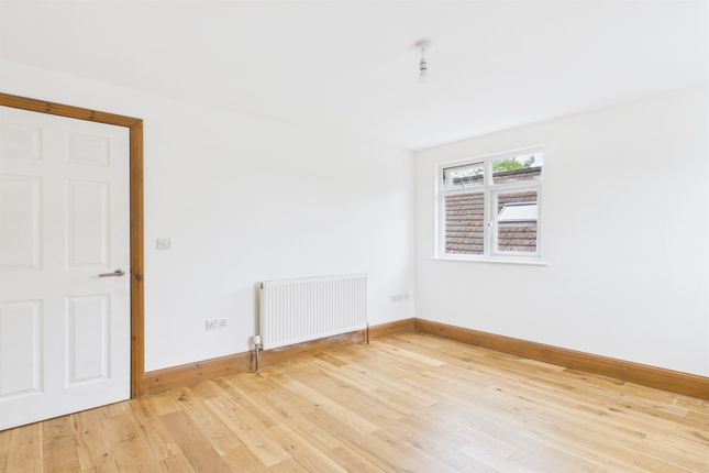 5, Flat 3, Clifton Road, London photo 4