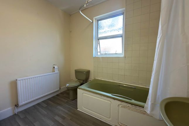 Flat 4, High Road, London photo 4