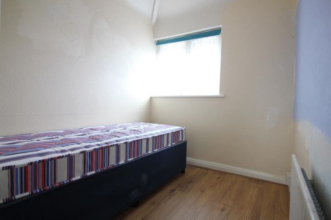 33476h, Worton Gardens, Isleworth photo 5