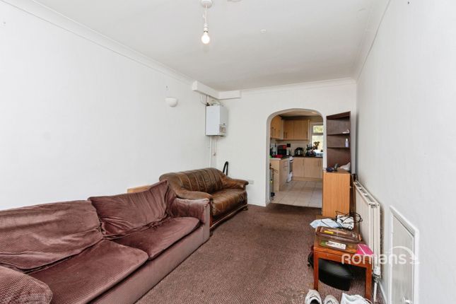 Room 3, 19, Stoke Hills, Surrey photo 4