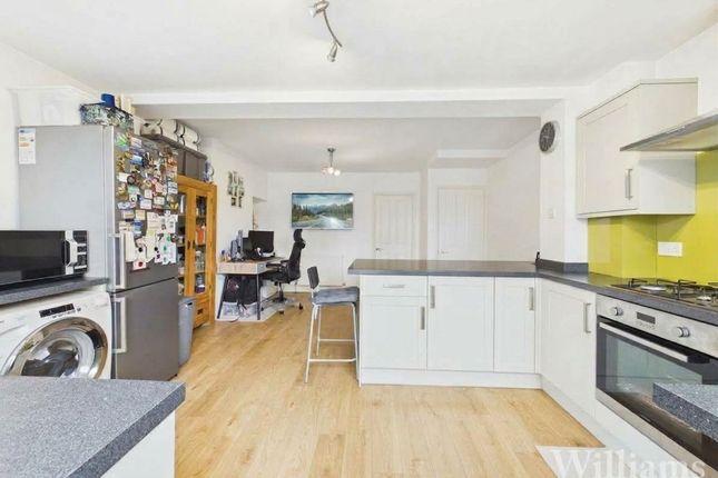 11 Haydon Road, Aylesbury photo 3