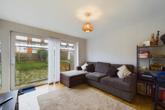197, Longheath Gardens, Croydon photo 4