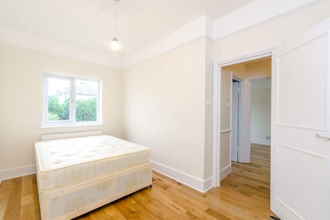 High Road, N22, Wood Green photo 4