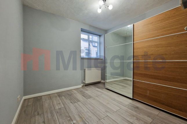 Flat to rent in Grenfell Road, Mitcham