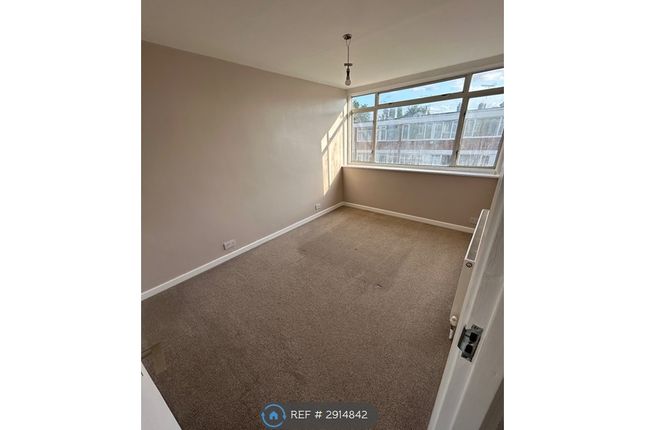 B Swanwick Close, Roehampton, London photo 4