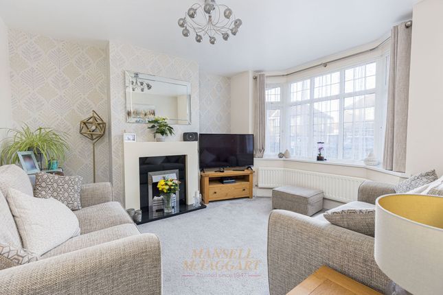 76 Hevers Avenue, Horley photo 3