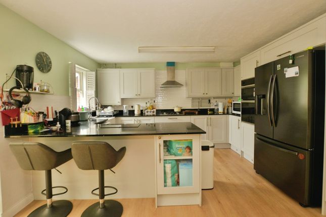 3, Fountains Close, Ashford photo 3