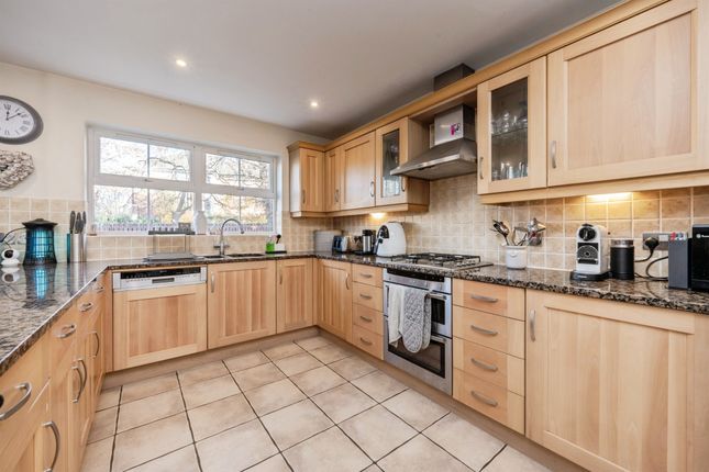 27, Whitebeam Close, Aylesbury photo 4