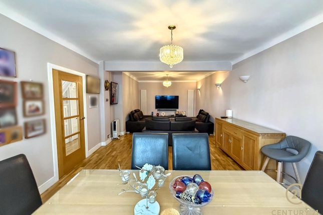 Burns Way, HOUNSLOW photo 3