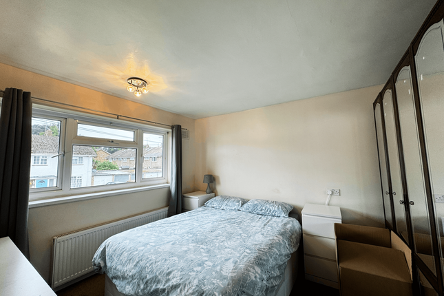 6, Heron Close, Crawley photo 4