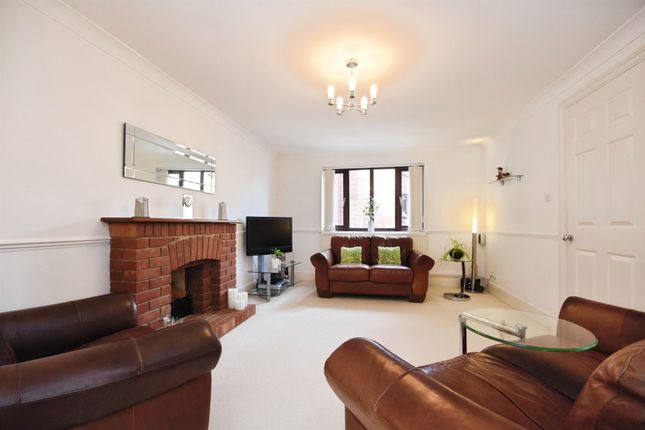 6, Fearns Mead, Brentwood photo 3