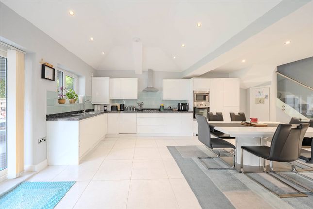 11, Heathfield, West Yorkshire photo 4