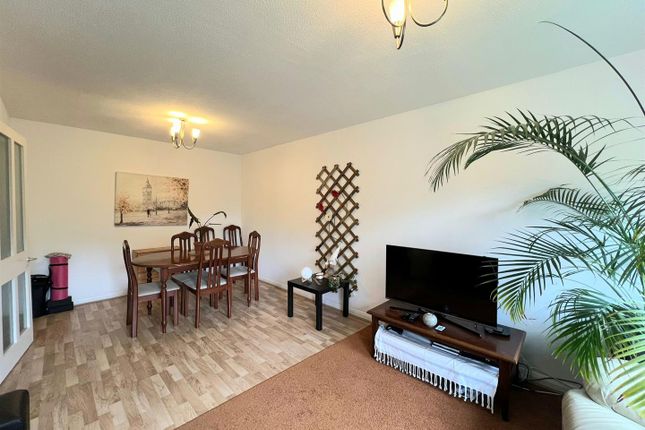 9, Elliott Close, Wembley photo 3