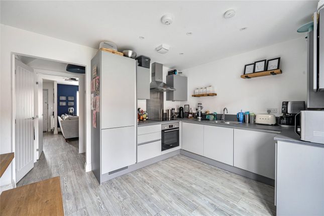 2, Rosa Close, Surrey photo 4