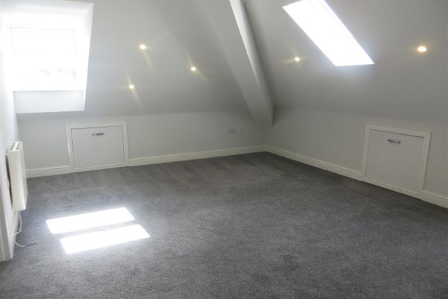 Flat to rent in Warwick Road, Olton, Solihull