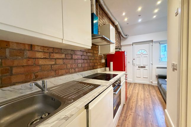 Ambrose Avenue, London photo 4