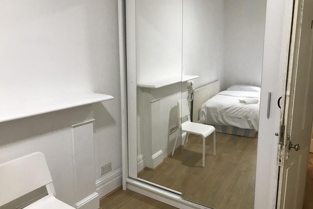 Flat to rent in Bayswater Road, London