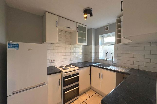 18, Iris Close, Aylesbury photo 3
