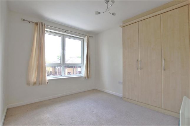 Flat to rent in Woking, Surrey