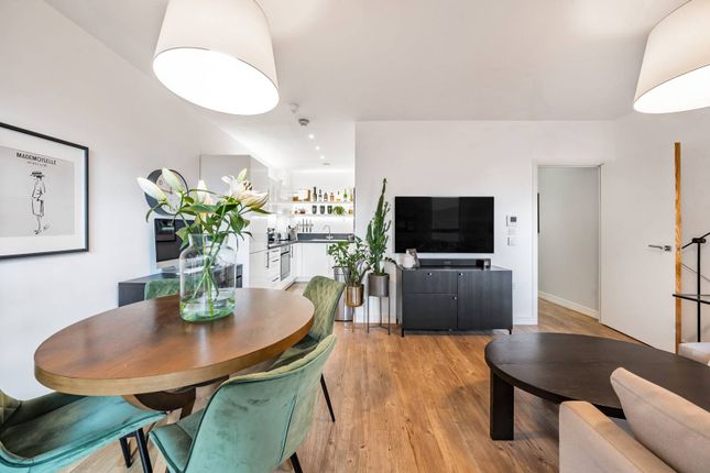 Flat for sale in Kingfisher Heights, Silvertown, London