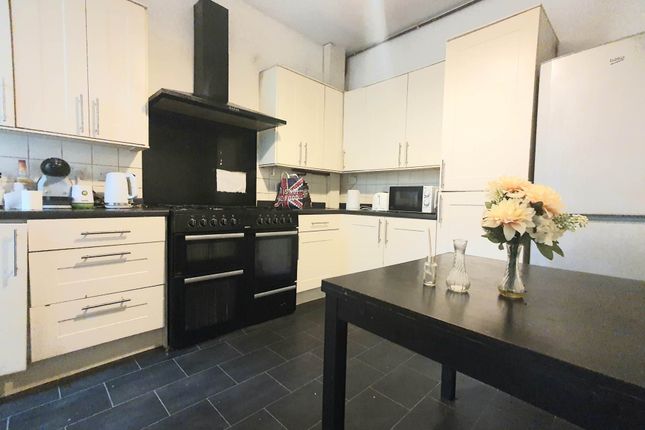 Room 2, Hereford Road, London photo 5