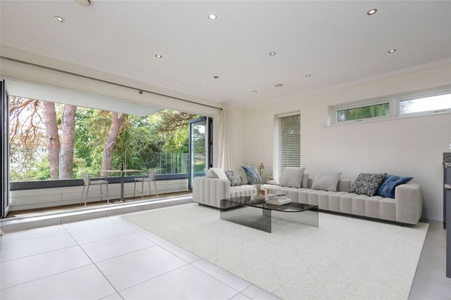 3-bed flat on Canford Cliffs Road, Poole, £2,350/mo
