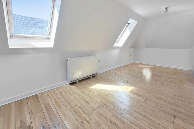 Flat 12, Oakdene Court, 337, Hanworth Road, Hampton photo 2