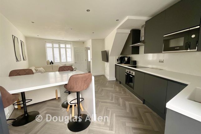 4A, Arrowsmith Path, Chigwell photo 4