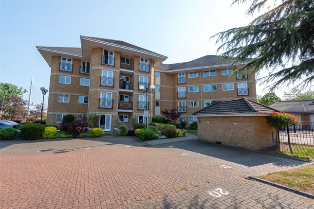 Flat to rent in Thames Court, Norman Place, Reading, Berkshire