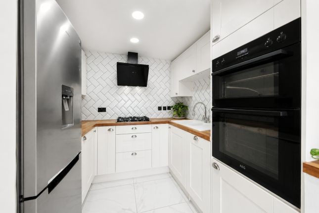 10, Amberley Way, Romford photo 3