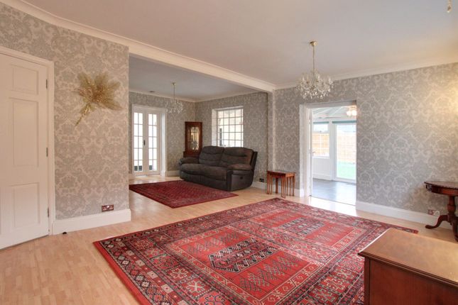 Bungalow for sale in Woodmere Avenue, Croydon