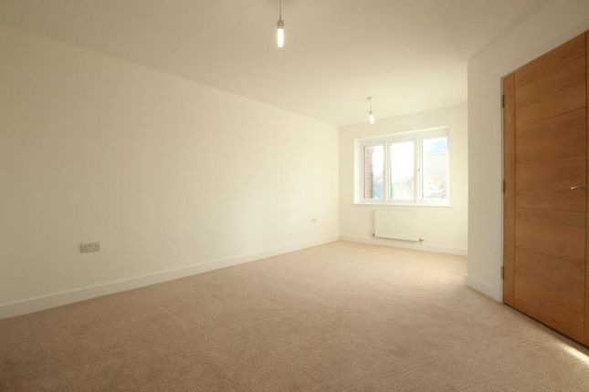 8, Jacobs Green, Guildford photo 4