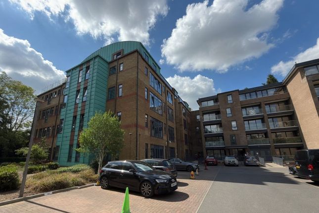 3-bed flat on 4, Brindley Place, Uxbridge, £280,000