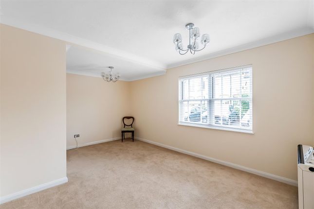Flat 5, Norfolk Mews 140A, South Street, Dorking photo 2