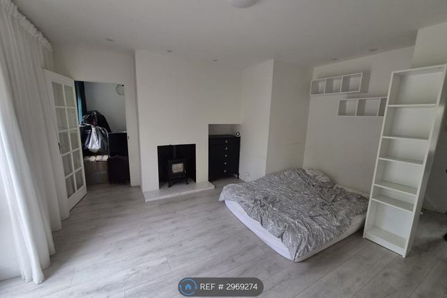 Parkhill Crescent, Wakefield photo 5