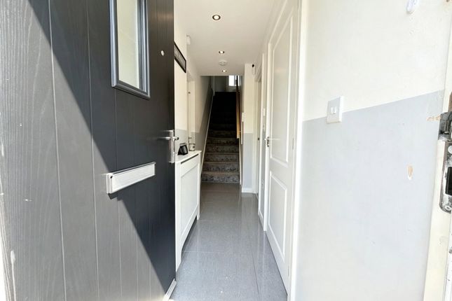 24, Weavers Gate, Hyde photo 3