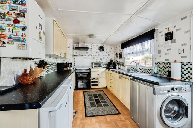 19, New Look Mobile Home Park, Oxfordshire photo 4