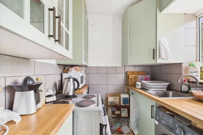 3 Albany Court Blundell Road, Edgware photo 2