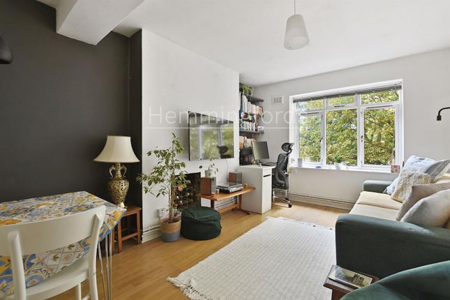 15-2F5Bgchmf - 34 Cluse Court - Reception -Origina